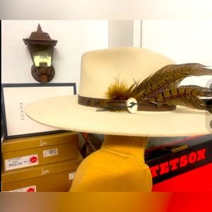 Charlie 1 Horse hat with feathers